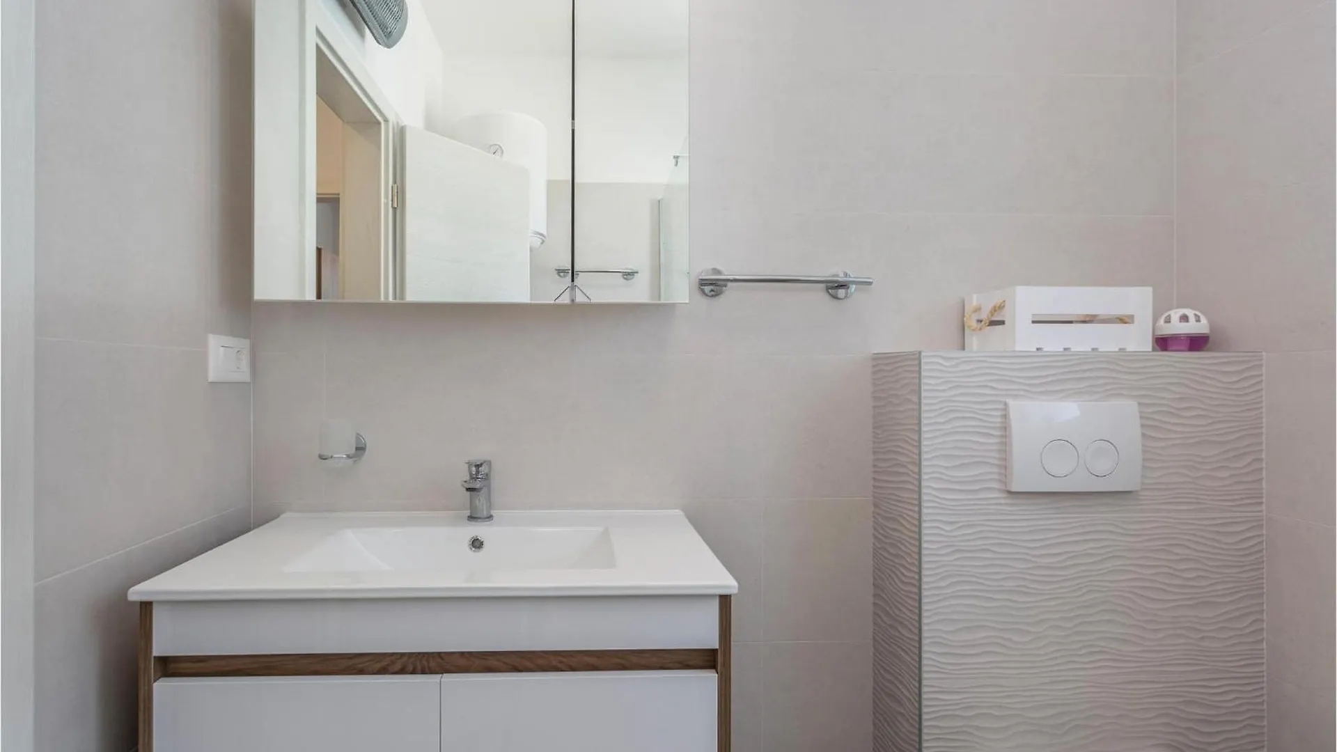 2 Bedroom Beautiful Apartment In Vrbnik 0*,